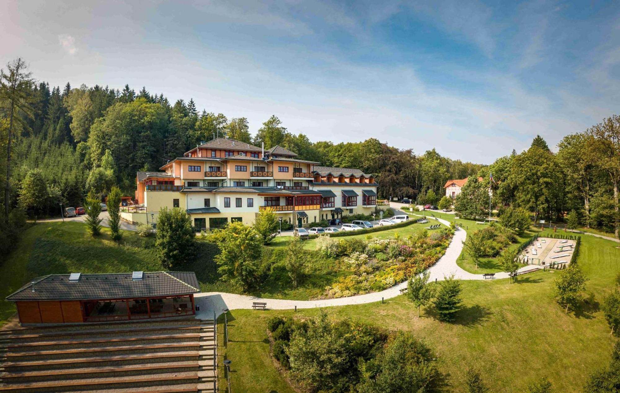 Hotel Studanka Рихнов-над-Кнежноу Экстерьер фото