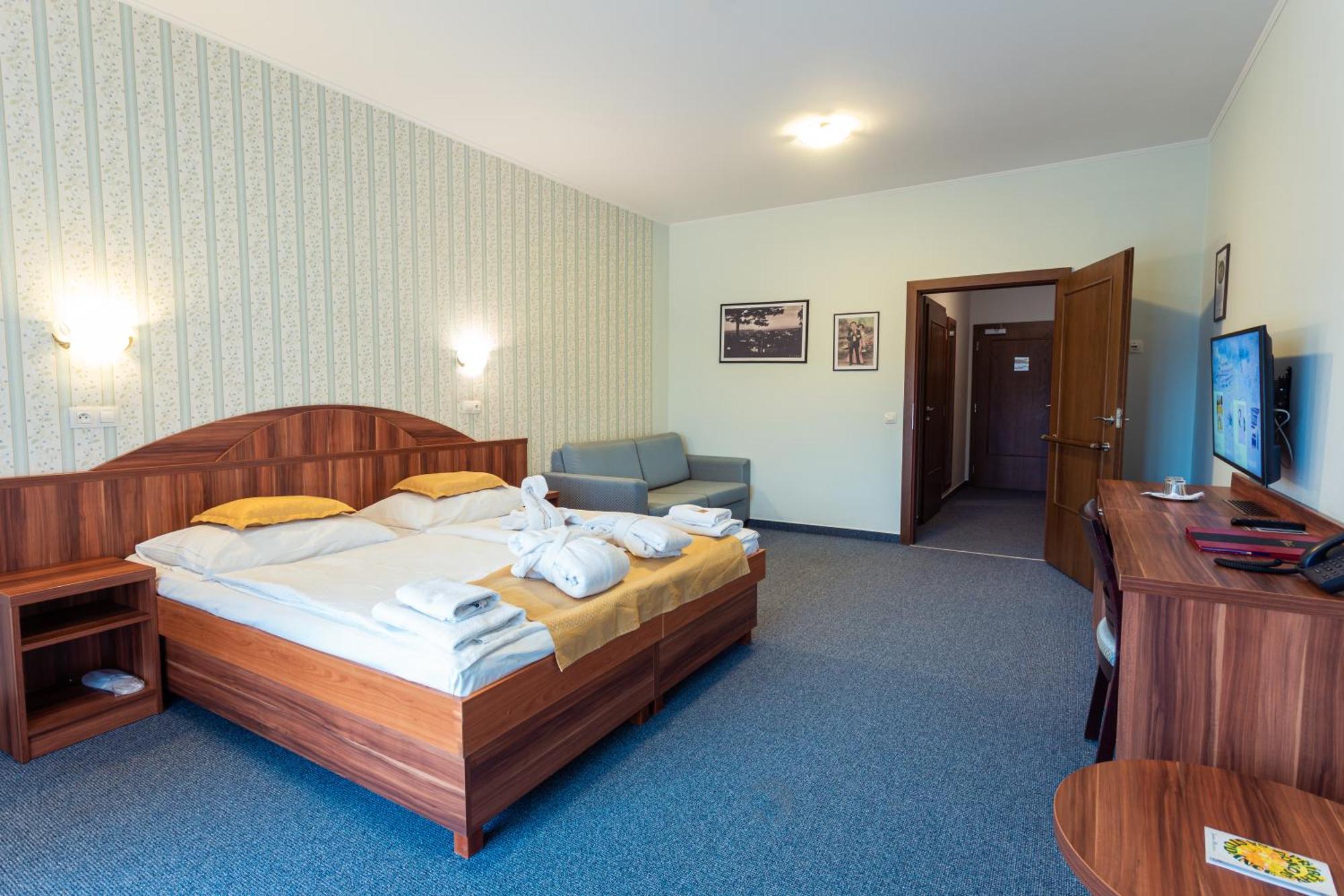 Hotel Studanka Рихнов-над-Кнежноу Экстерьер фото