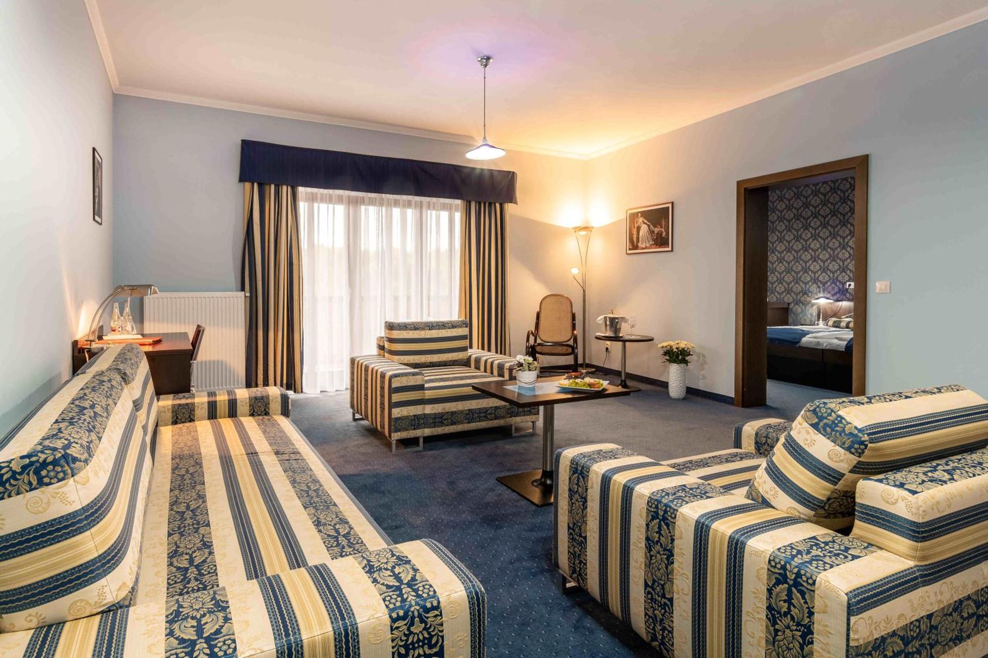 Hotel Studanka Рихнов-над-Кнежноу Экстерьер фото