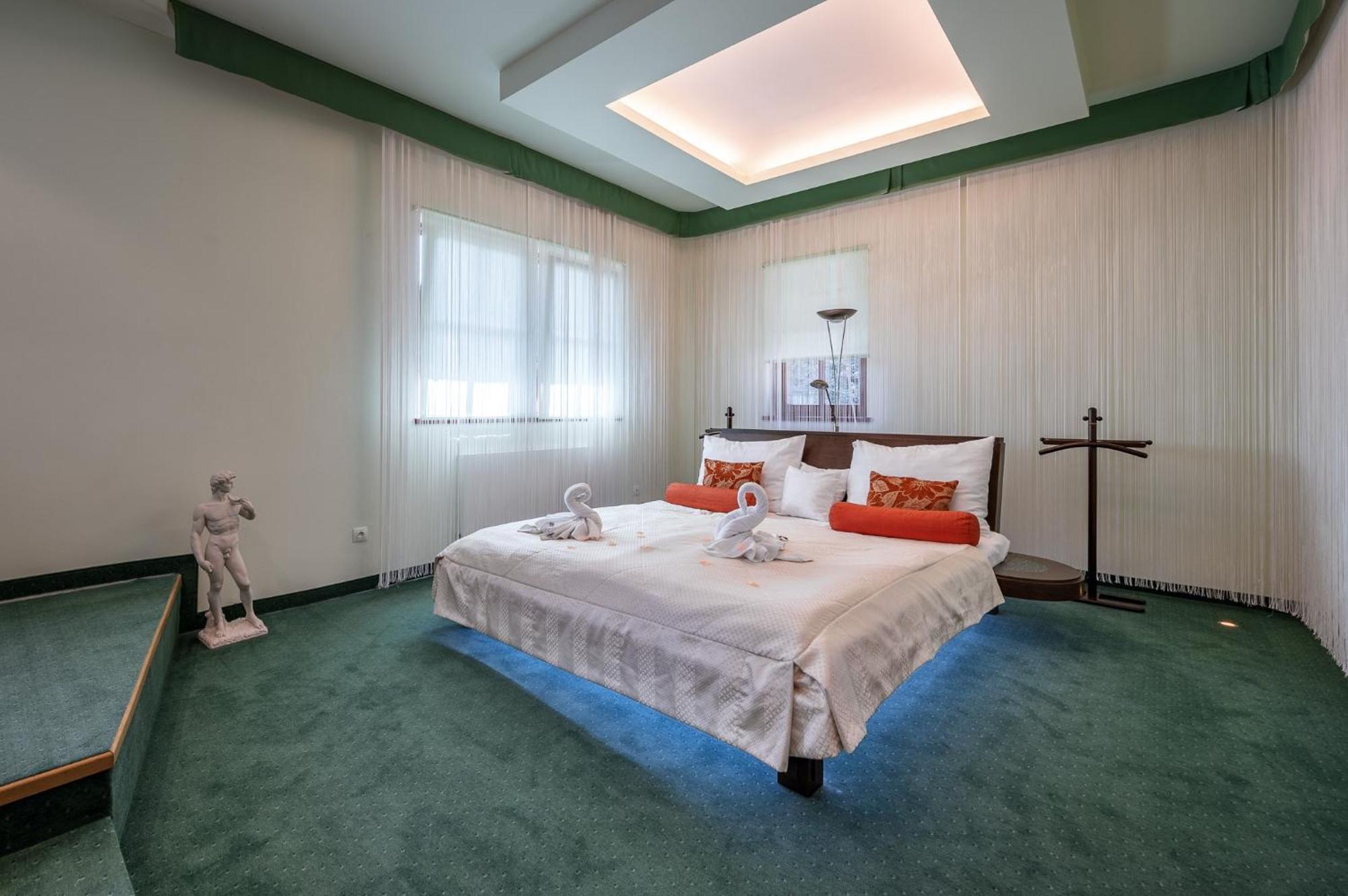 Hotel Studanka Рихнов-над-Кнежноу Экстерьер фото